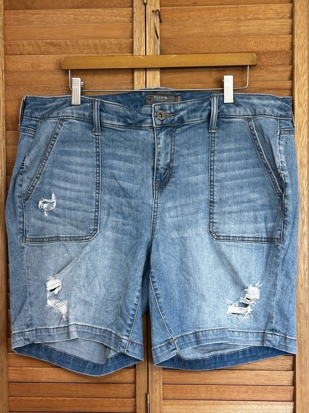 Torrid Womens Size 18 distressed light blue jean denim shorts Feel the Fit